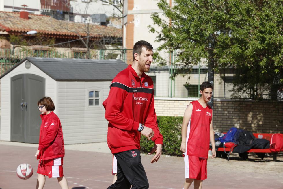 El pívot del Tecnyconta Fran Vázquez juega con los alumnos de la escuela de baloncesto adaptado de Atades
