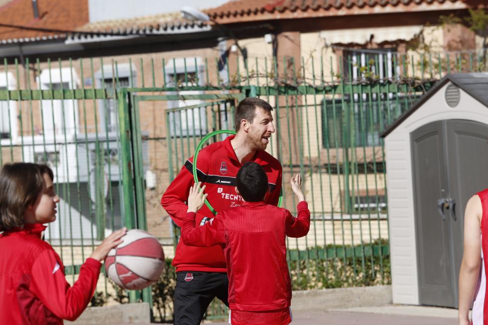 El pívot del Tecnyconta Fran Vázquez juega con los alumnos de la escuela de baloncesto adaptado de Atades