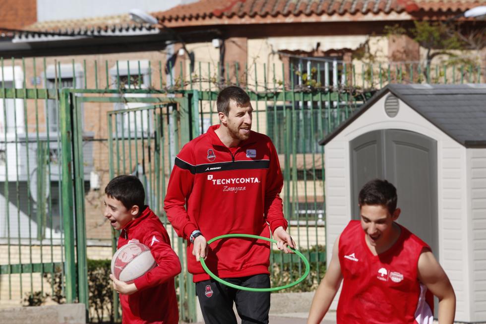 El pívot del Tecnyconta Fran Vázquez juega con los alumnos de la escuela de baloncesto adaptado de Atades