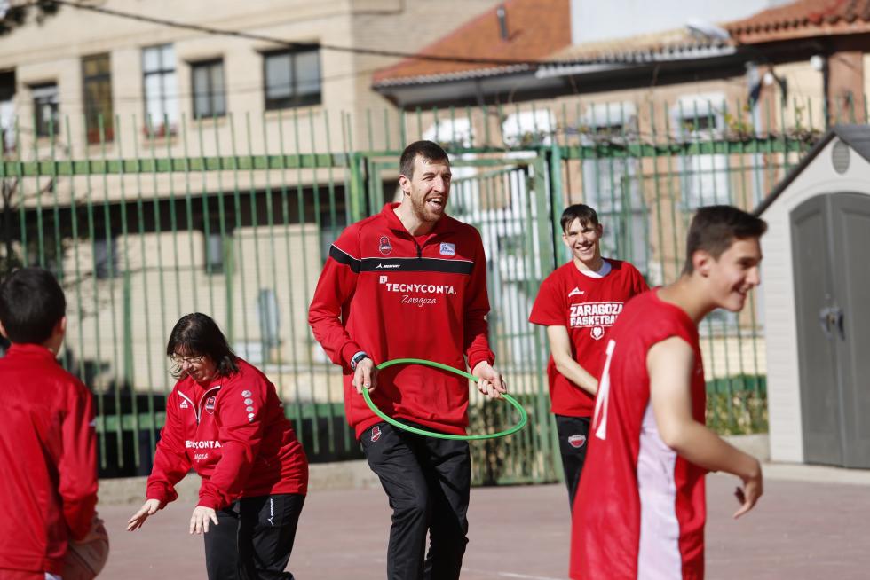El pívot del Tecnyconta Fran Vázquez juega con los alumnos de la escuela de baloncesto adaptado de Atades