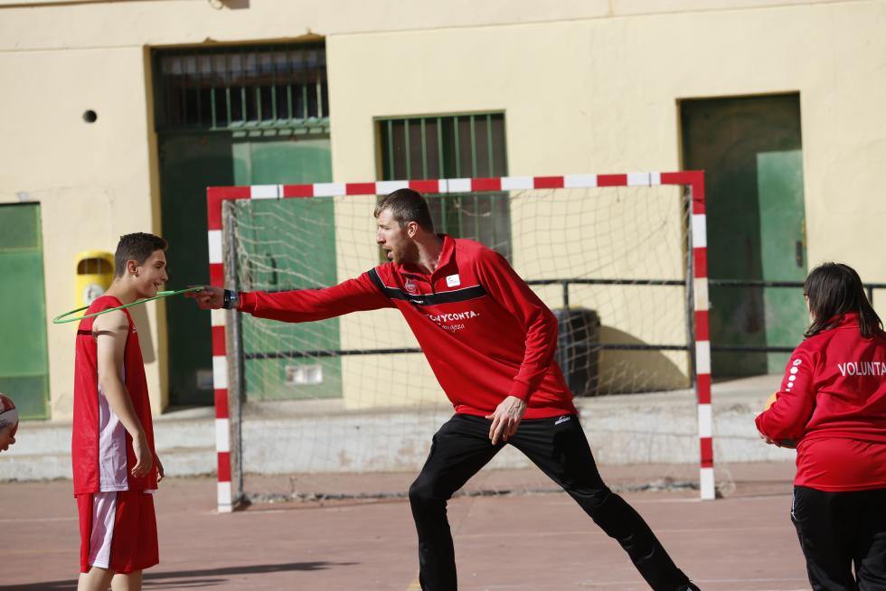 El pívot del Tecnyconta Fran Vázquez juega con los alumnos de la escuela de baloncesto adaptado de Atades