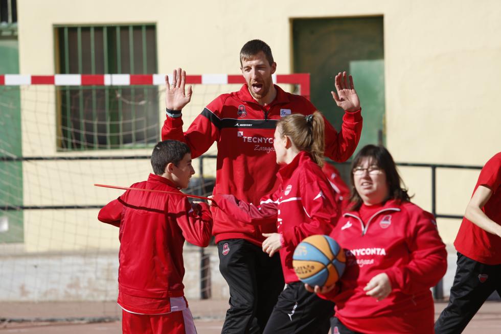El pívot del Tecnyconta Fran Vázquez juega con los alumnos de la escuela de baloncesto adaptado de Atades