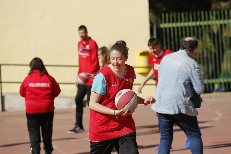 El pívot del Tecnyconta Fran Vázquez juega con los alumnos de la escuela de baloncesto adaptado de Atades