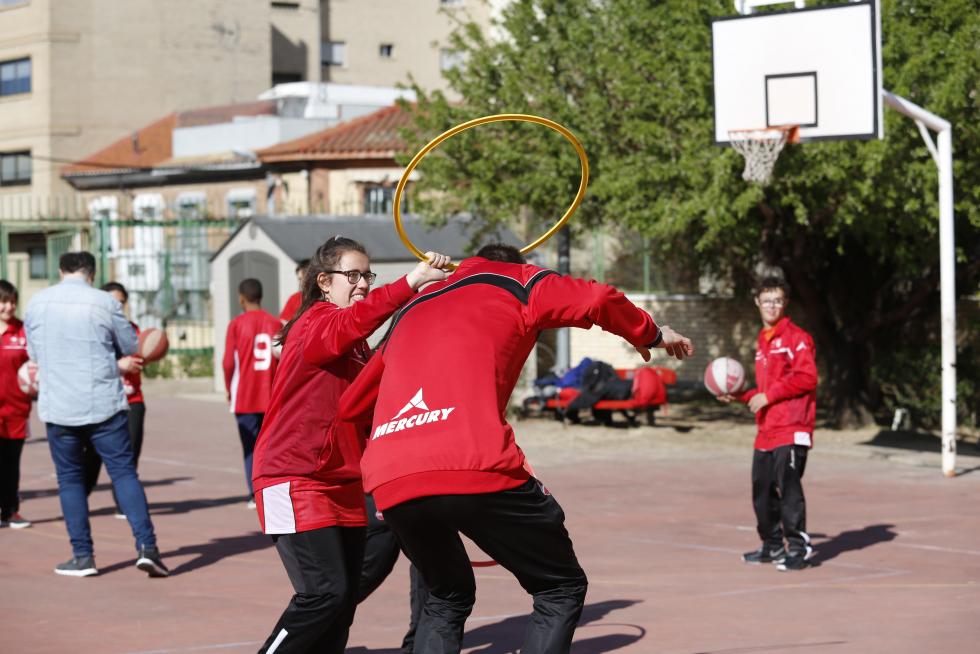 El pívot del Tecnyconta Fran Vázquez juega con los alumnos de la escuela de baloncesto adaptado de Atades