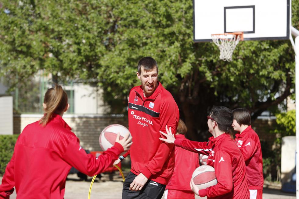 El pívot del Tecnyconta Fran Vázquez juega con los alumnos de la escuela de baloncesto adaptado de Atades