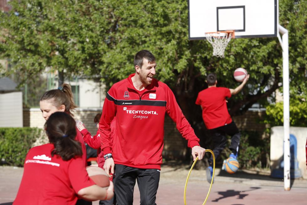 El pívot del Tecnyconta Fran Vázquez juega con los alumnos de la escuela de baloncesto adaptado de Atades
