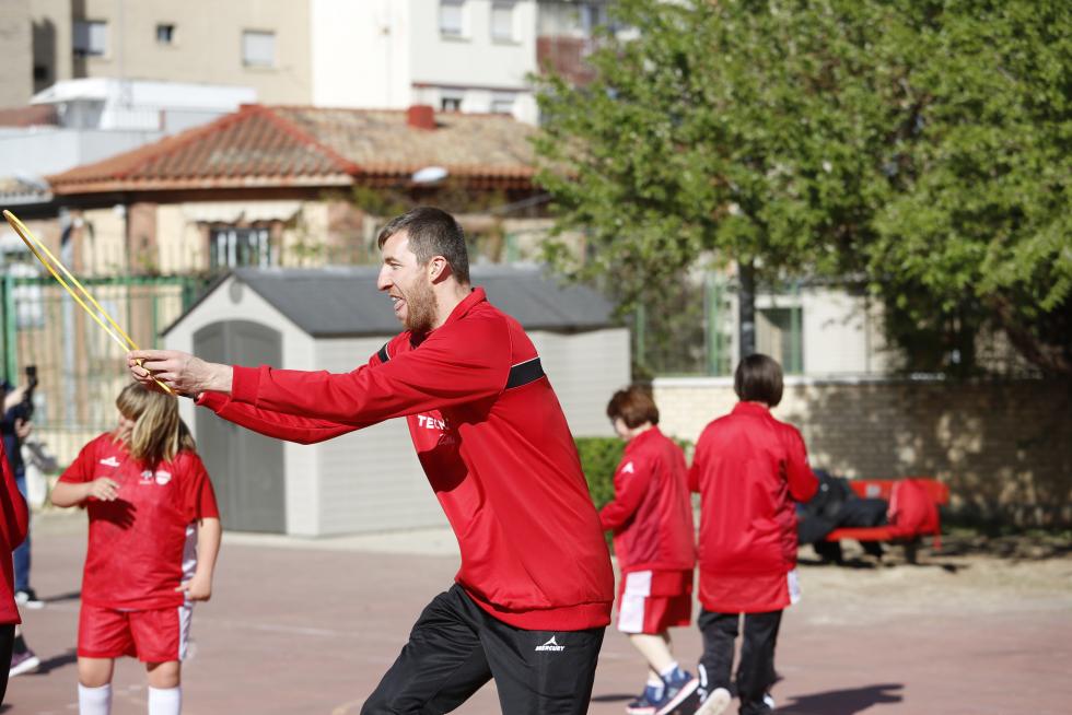 El pívot del Tecnyconta Fran Vázquez juega con los alumnos de la escuela de baloncesto adaptado de Atades