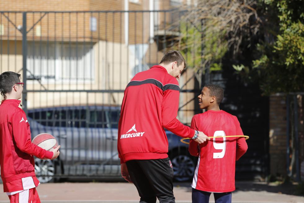 El pívot del Tecnyconta Fran Vázquez juega con los alumnos de la escuela de baloncesto adaptado de Atades