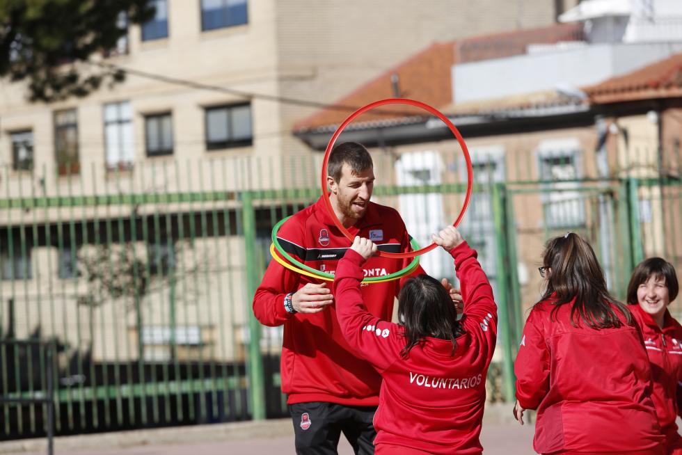 El pívot del Tecnyconta Fran Vázquez juega con los alumnos de la escuela de baloncesto adaptado de Atades