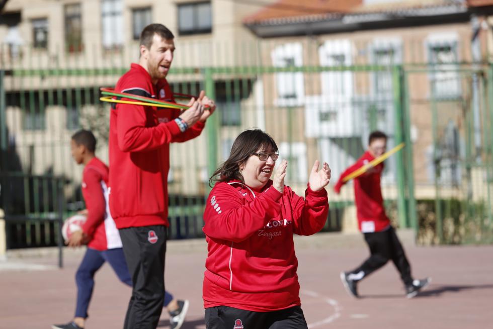 El pívot del Tecnyconta Fran Vázquez juega con los alumnos de la escuela de baloncesto adaptado de Atades