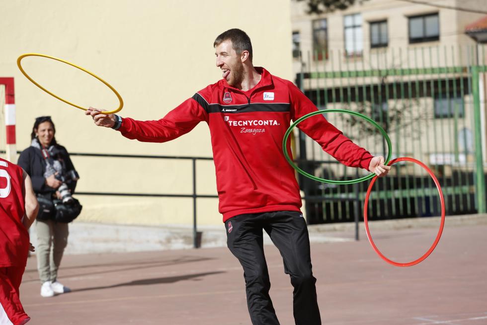 El pívot del Tecnyconta Fran Vázquez juega con los alumnos de la escuela de baloncesto adaptado de Atades
