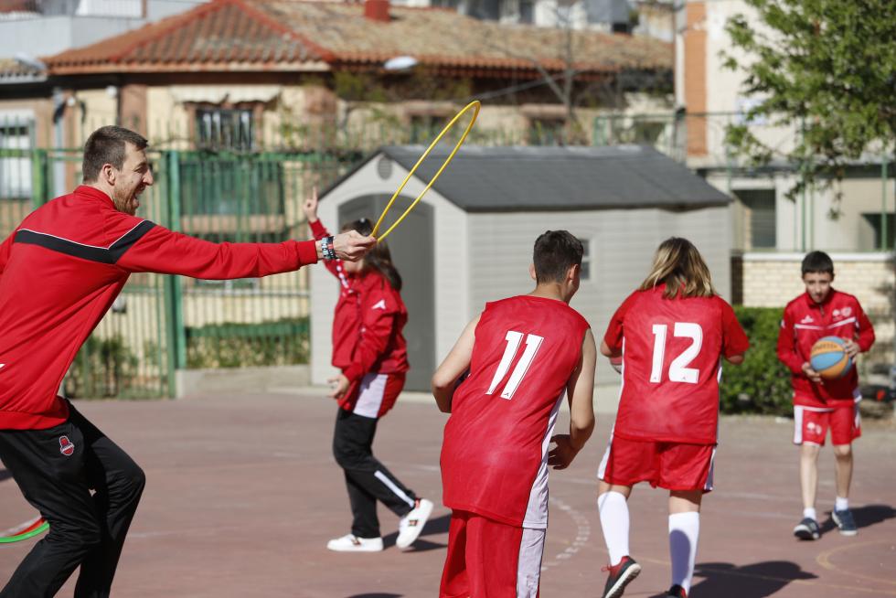 El pívot del Tecnyconta Fran Vázquez juega con los alumnos de la escuela de baloncesto adaptado de Atades