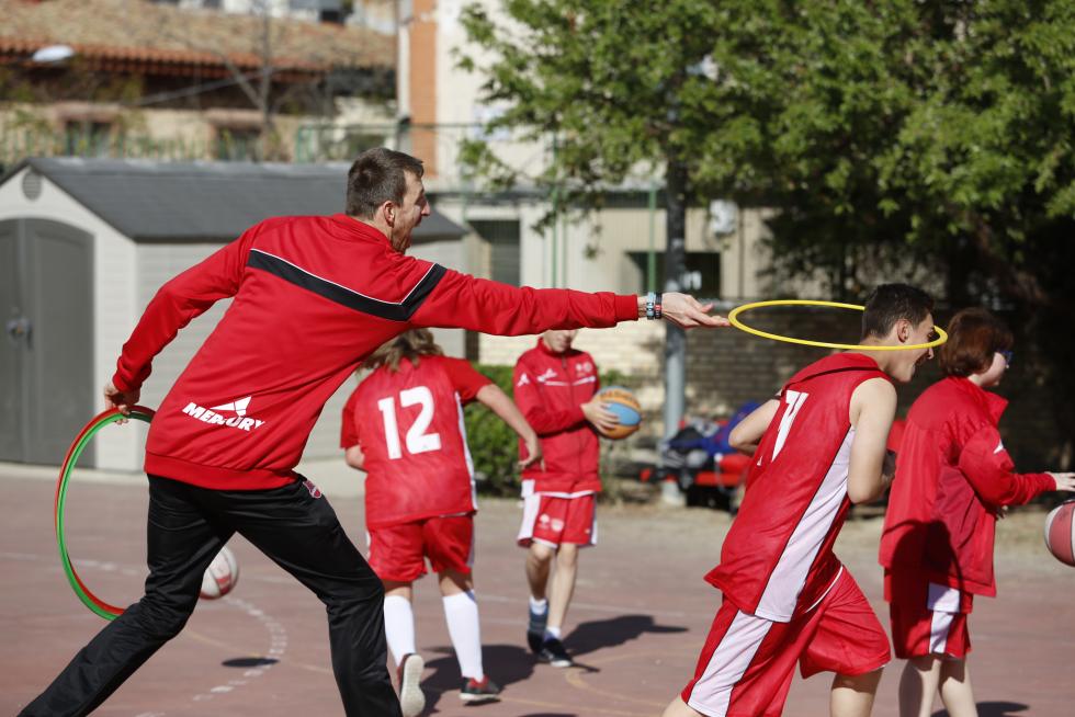 El pívot del Tecnyconta Fran Vázquez juega con los alumnos de la escuela de baloncesto adaptado de Atades