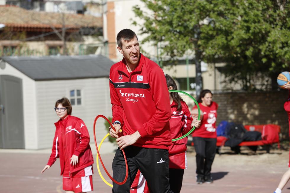 El pívot del Tecnyconta Fran Vázquez juega con los alumnos de la escuela de baloncesto adaptado de Atades