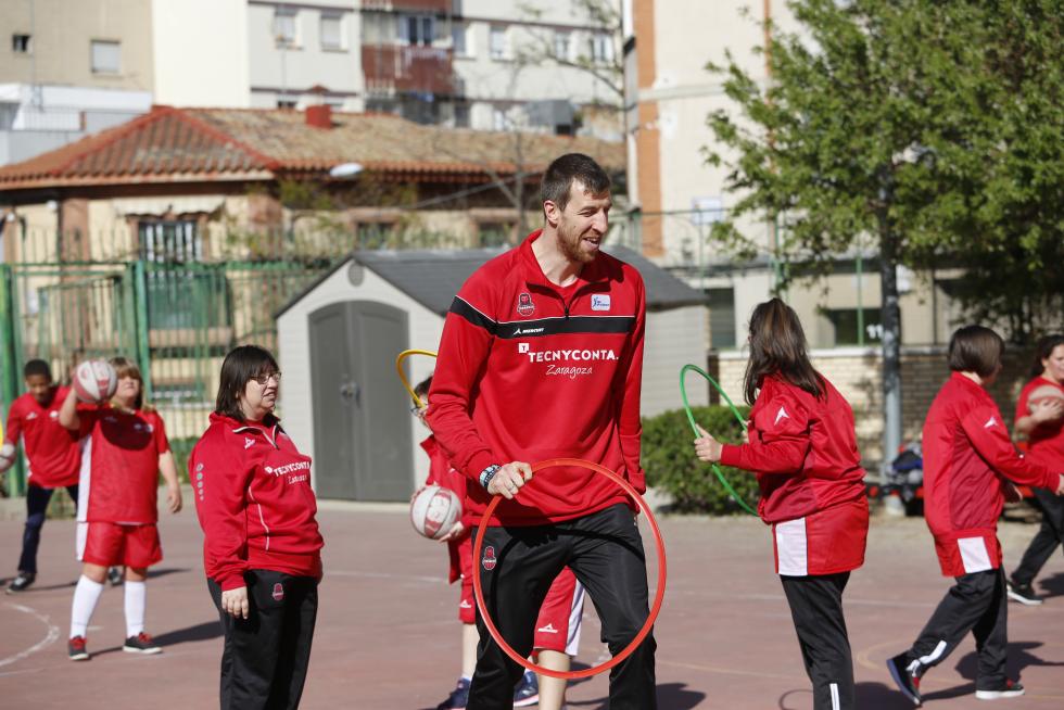 El pívot del Tecnyconta Fran Vázquez juega con los alumnos de la escuela de baloncesto adaptado de Atades