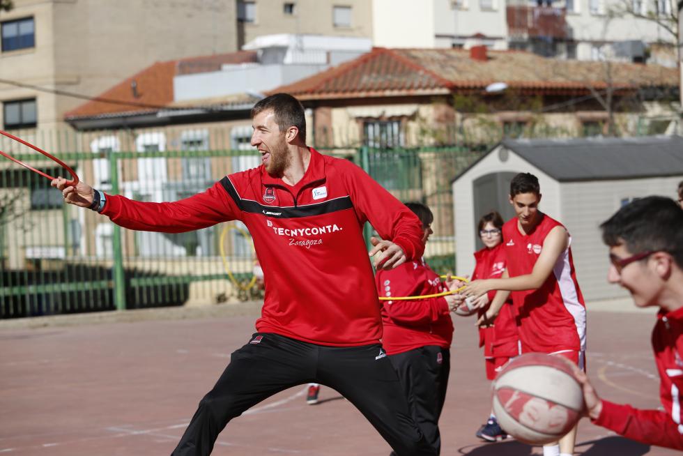 El pívot del Tecnyconta Fran Vázquez juega con los alumnos de la escuela de baloncesto adaptado de Atades