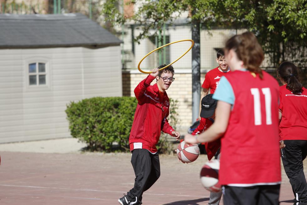 El pívot del Tecnyconta Fran Vázquez juega con los alumnos de la escuela de baloncesto adaptado de Atades