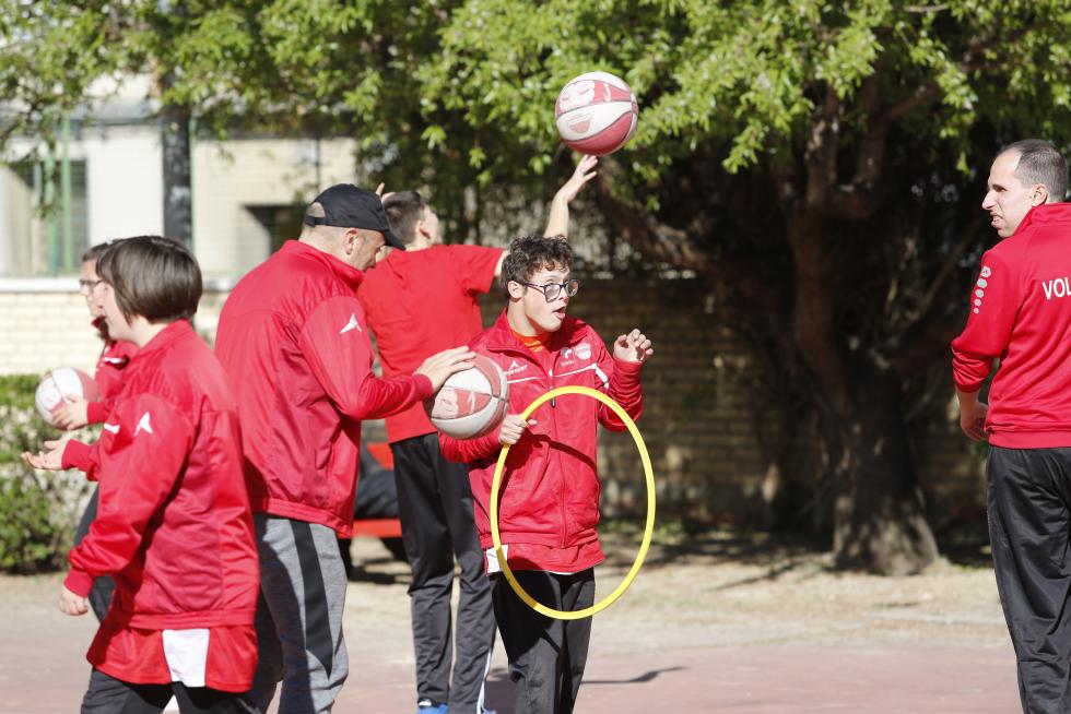 El pívot del Tecnyconta Fran Vázquez juega con los alumnos de la escuela de baloncesto adaptado de Atades