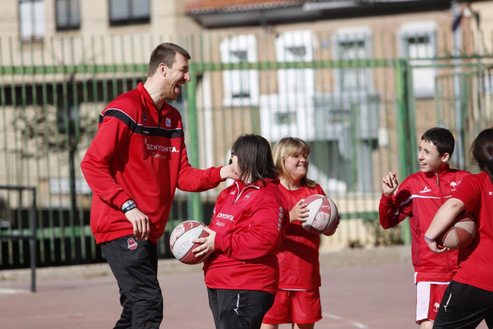 El pívot del Tecnyconta Fran Vázquez juega con los alumnos de la escuela de baloncesto adaptado de Atades