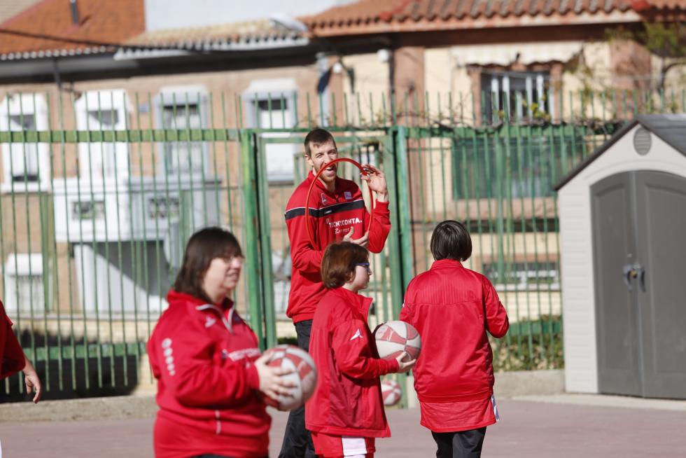 El pívot del Tecnyconta Fran Vázquez juega con los alumnos de la escuela de baloncesto adaptado de Atades