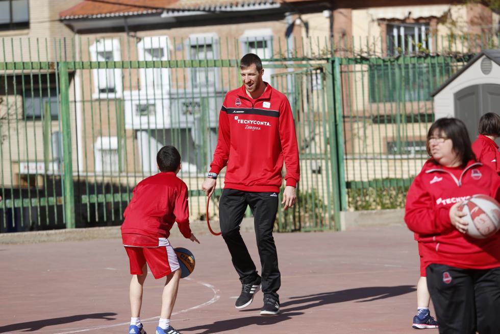 El pívot del Tecnyconta Fran Vázquez juega con los alumnos de la escuela de baloncesto adaptado de Atades