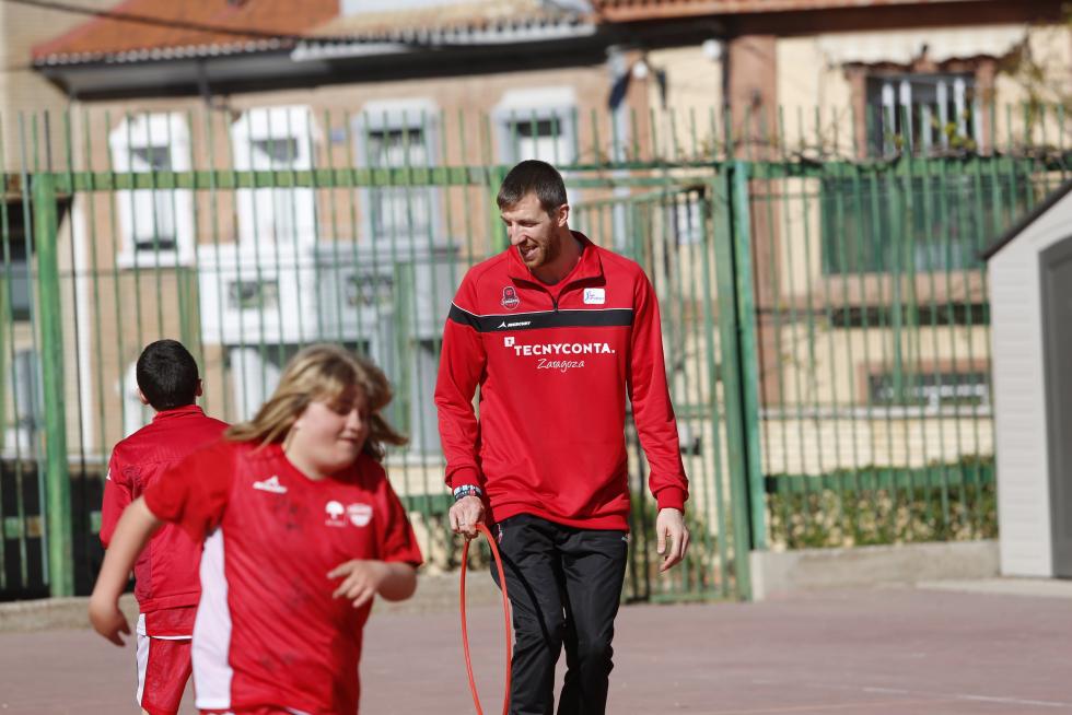 El pívot del Tecnyconta Fran Vázquez juega con los alumnos de la escuela de baloncesto adaptado de Atades