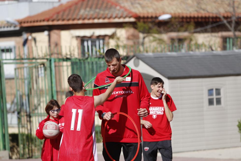 El pívot del Tecnyconta Fran Vázquez juega con los alumnos de la escuela de baloncesto adaptado de Atades
