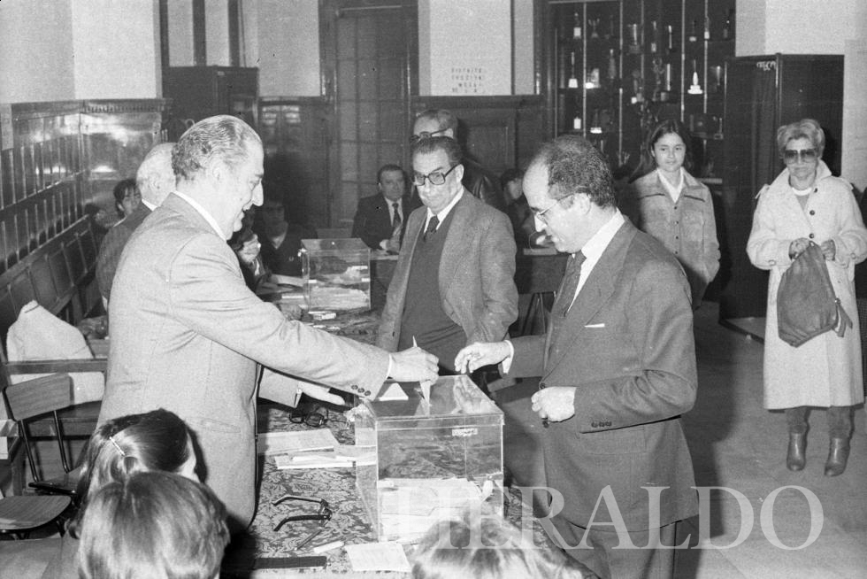 Hipólito Gómez de las Roces deposita su voto durante las elecciones municipales