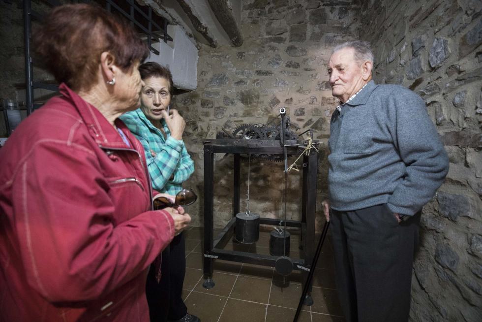 Un grupo de vecinos mayores, que cuenta con el amparo de Amparo Sebastián para las pequeñas cosas del día a día, hace de esta localidad darocense un agradable remanso de paz.