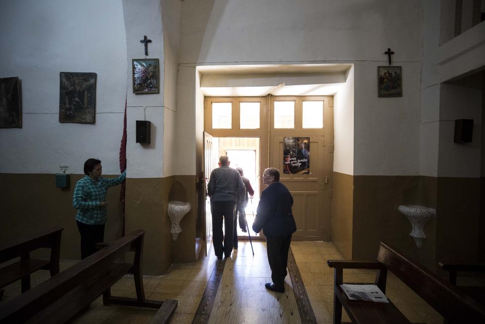 Un grupo de vecinos mayores, que cuenta con el amparo de Amparo Sebastián para las pequeñas cosas del día a día, hace de esta localidad darocense un agradable remanso de paz.