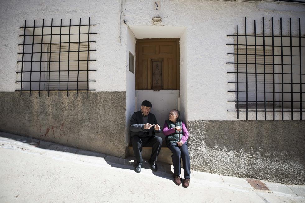 Un grupo de vecinos mayores, que cuenta con el amparo de Amparo Sebastián para las pequeñas cosas del día a día, hace de esta localidad darocense un agradable remanso de paz.