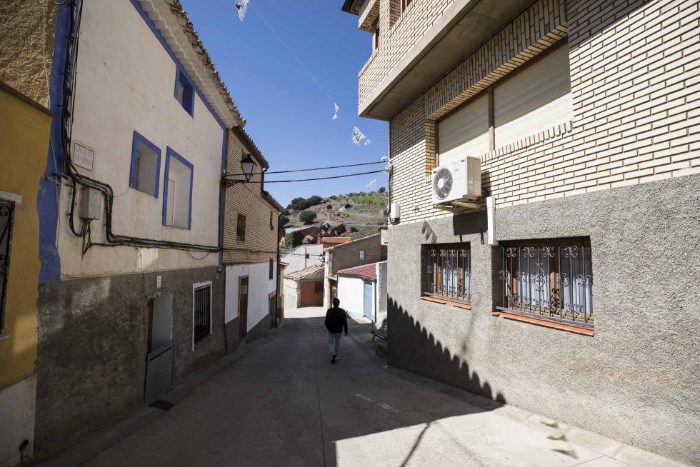 Un grupo de vecinos mayores, que cuenta con el amparo de Amparo Sebastián para las pequeñas cosas del día a día, hace de esta localidad darocense un agradable remanso de paz.
