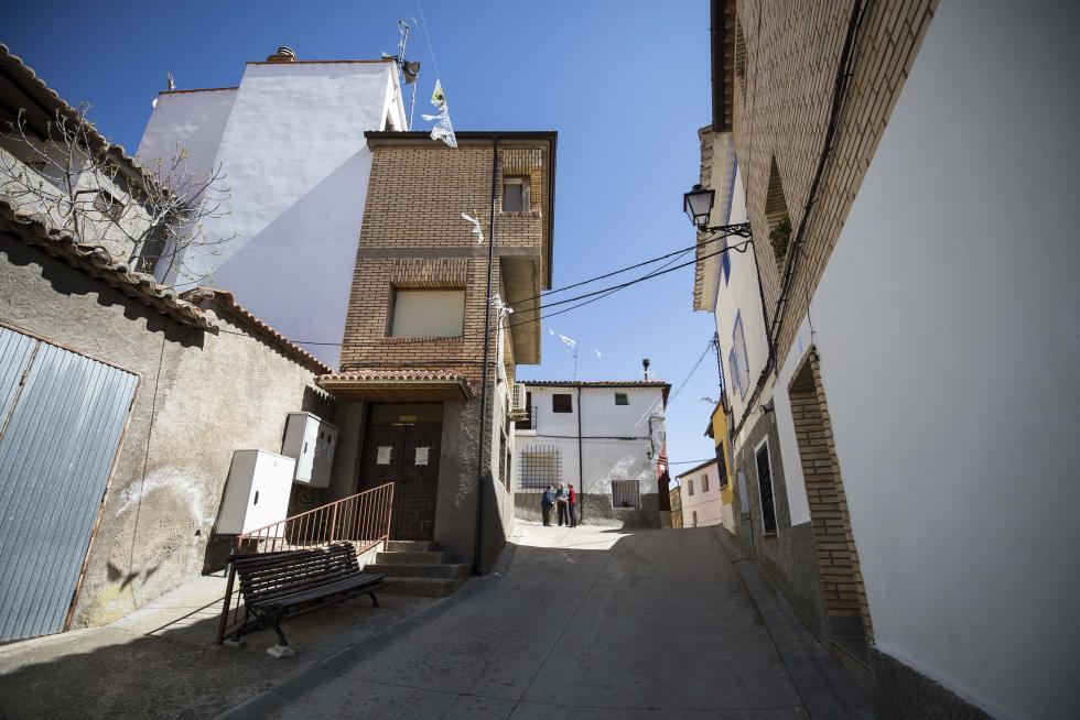 Un grupo de vecinos mayores, que cuenta con el amparo de Amparo Sebastián para las pequeñas cosas del día a día, hace de esta localidad darocense un agradable remanso de paz.