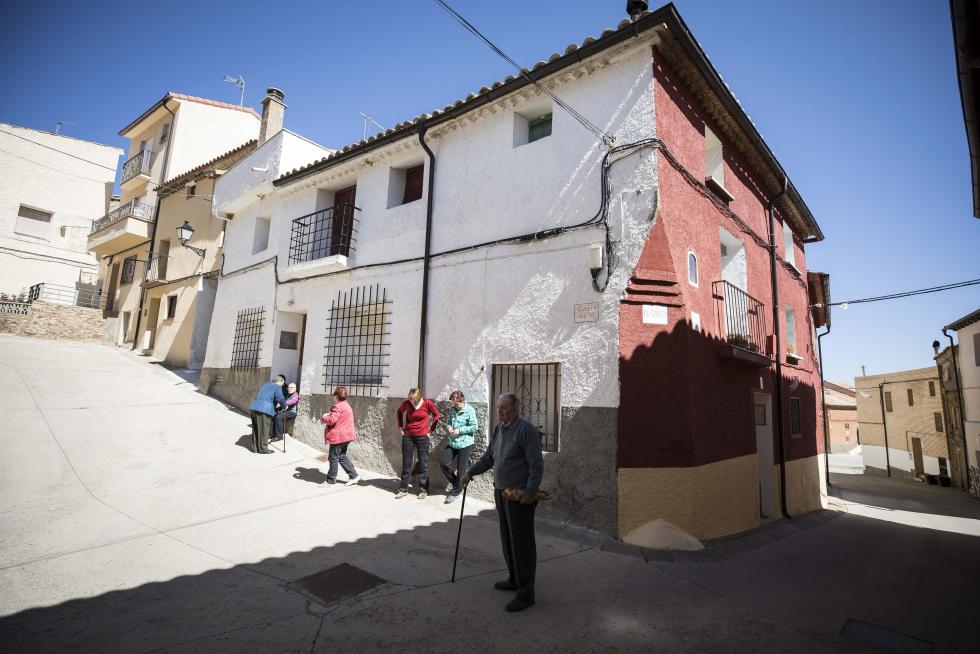 Un grupo de vecinos mayores, que cuenta con el amparo de Amparo Sebastián para las pequeñas cosas del día a día, hace de esta localidad darocense un agradable remanso de paz.