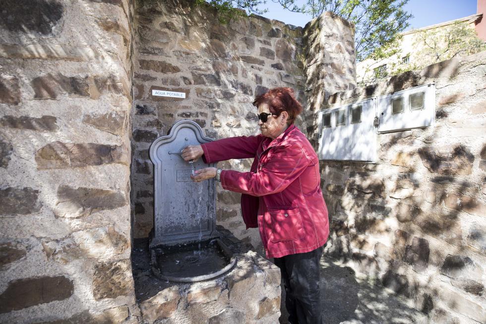 Un grupo de vecinos mayores, que cuenta con el amparo de Amparo Sebastián para las pequeñas cosas del día a día, hace de esta localidad darocense un agradable remanso de paz.