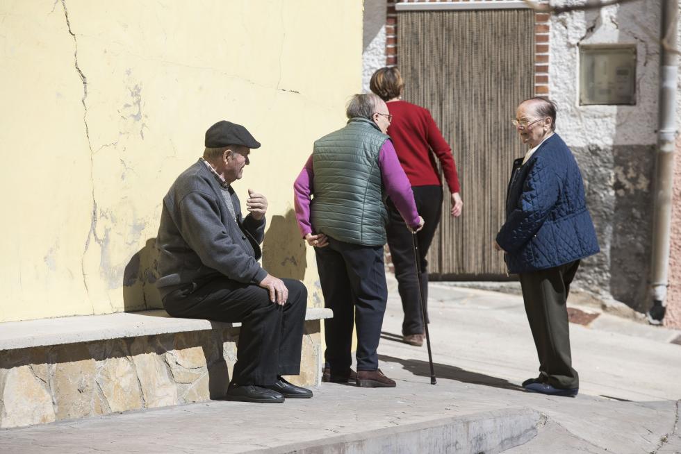 Un grupo de vecinos mayores, que cuenta con el amparo de Amparo Sebastián para las pequeñas cosas del día a día, hace de esta localidad darocense un agradable remanso de paz.