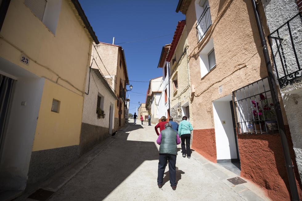 Un grupo de vecinos mayores, que cuenta con el amparo de Amparo Sebastián para las pequeñas cosas del día a día, hace de esta localidad darocense un agradable remanso de paz.