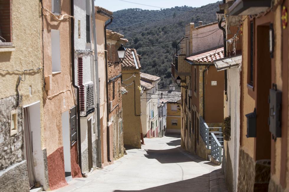 Un grupo de vecinos mayores, que cuenta con el amparo de Amparo Sebastián para las pequeñas cosas del día a día, hace de esta localidad darocense un agradable remanso de paz.