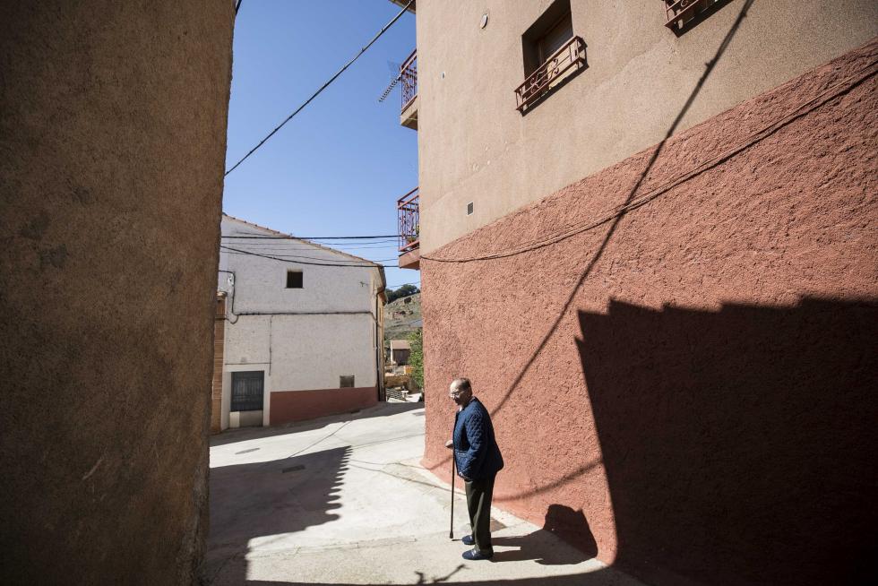 Un grupo de vecinos mayores, que cuenta con el amparo de Amparo Sebastián para las pequeñas cosas del día a día, hace de esta localidad darocense un agradable remanso de paz.