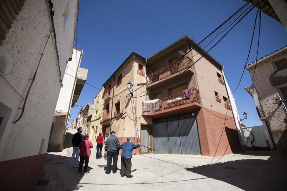 Un grupo de vecinos mayores, que cuenta con el amparo de Amparo Sebastián para las pequeñas cosas del día a día, hace de esta localidad darocense un agradable remanso de paz.