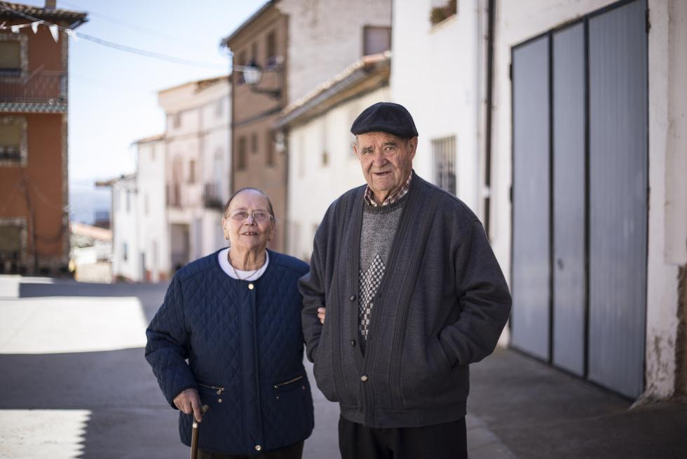 Un grupo de vecinos mayores, que cuenta con el amparo de Amparo Sebastián para las pequeñas cosas del día a día, hace de esta localidad darocense un agradable remanso de paz.