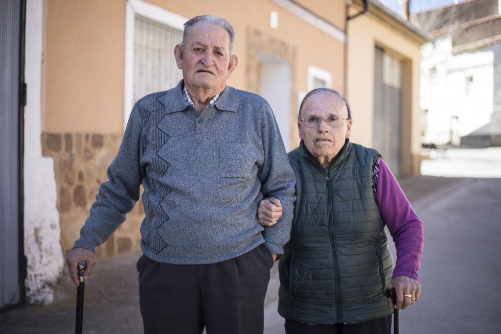 Un grupo de vecinos mayores, que cuenta con el amparo de Amparo Sebastián para las pequeñas cosas del día a día, hace de esta localidad darocense un agradable remanso de paz.