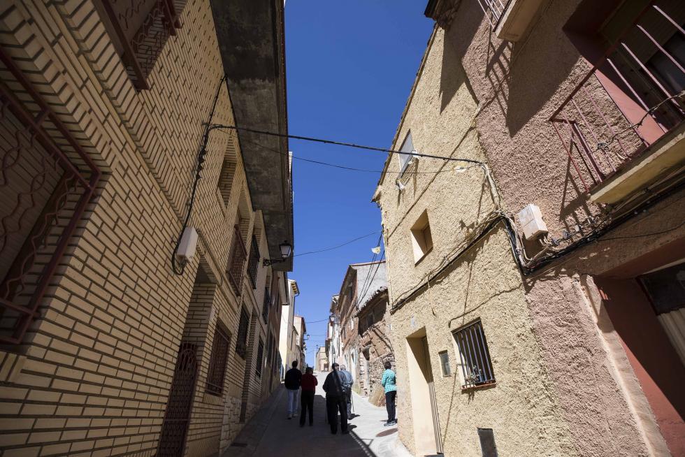 Un grupo de vecinos mayores, que cuenta con el amparo de Amparo Sebastián para las pequeñas cosas del día a día, hace de esta localidad darocense un agradable remanso de paz.