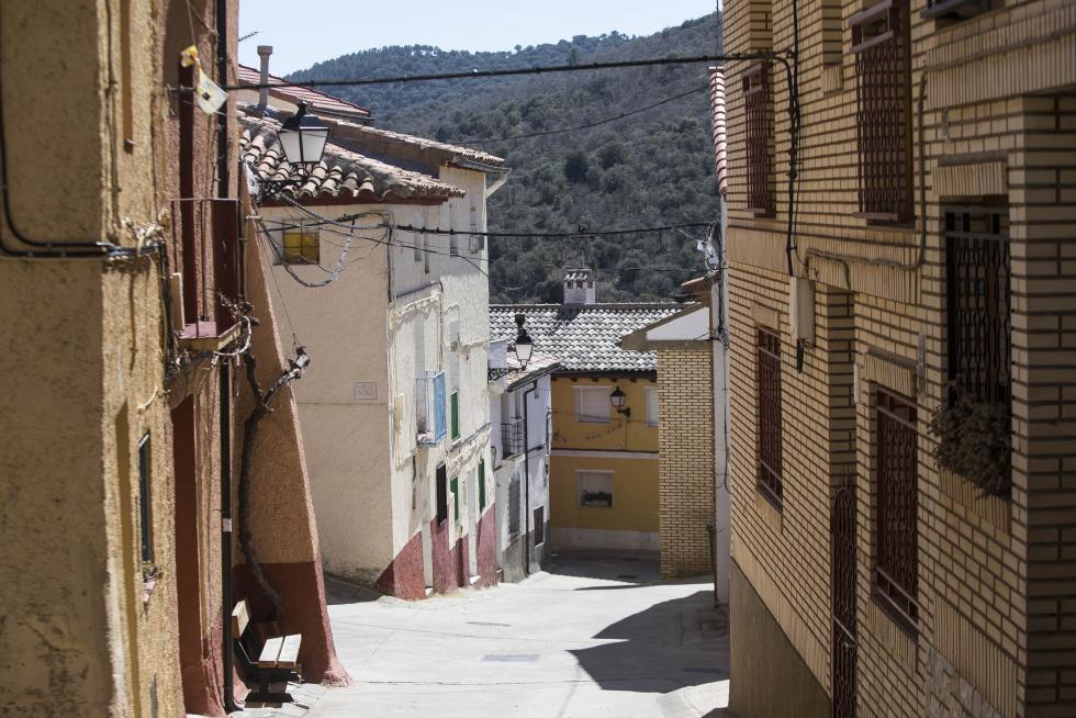 Un grupo de vecinos mayores, que cuenta con el amparo de Amparo Sebastián para las pequeñas cosas del día a día, hace de esta localidad darocense un agradable remanso de paz.