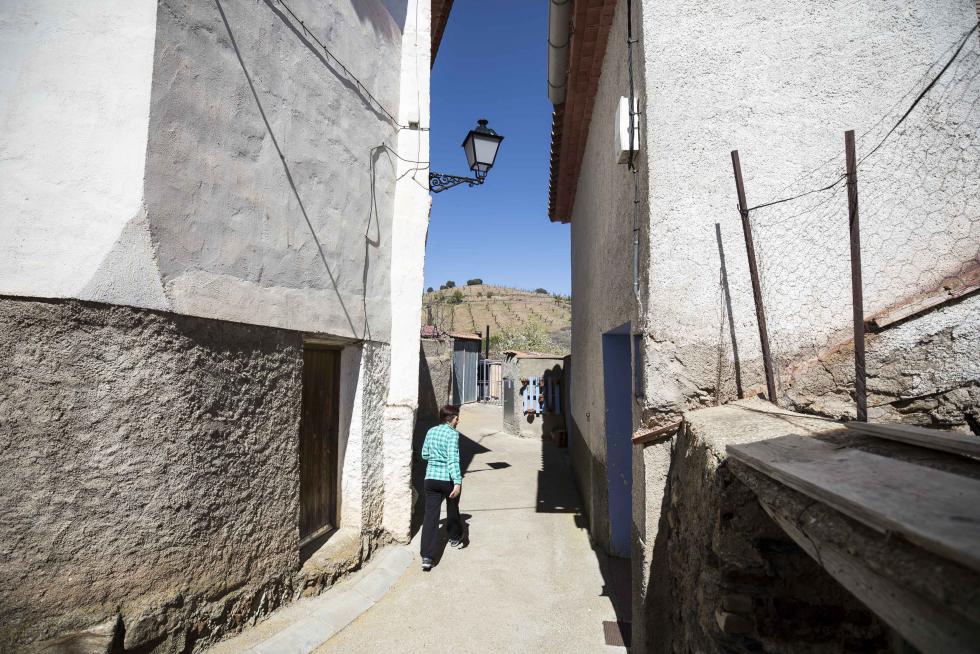 Un grupo de vecinos mayores, que cuenta con el amparo de Amparo Sebastián para las pequeñas cosas del día a día, hace de esta localidad darocense un agradable remanso de paz.