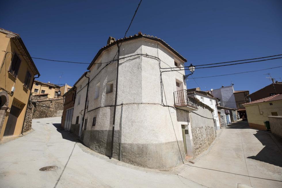 Un grupo de vecinos mayores, que cuenta con el amparo de Amparo Sebastián para las pequeñas cosas del día a día, hace de esta localidad darocense un agradable remanso de paz.
