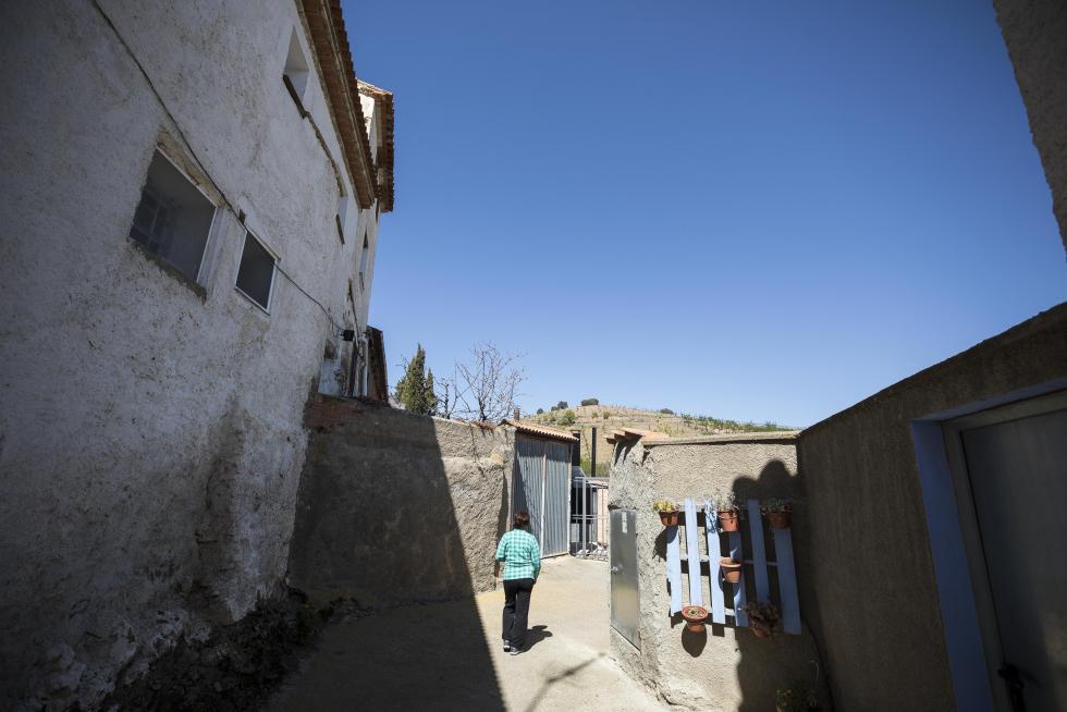 Un grupo de vecinos mayores, que cuenta con el amparo de Amparo Sebastián para las pequeñas cosas del día a día, hace de esta localidad darocense un agradable remanso de paz.