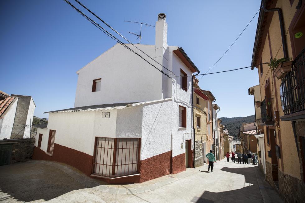 Un grupo de vecinos mayores, que cuenta con el amparo de Amparo Sebastián para las pequeñas cosas del día a día, hace de esta localidad darocense un agradable remanso de paz.
