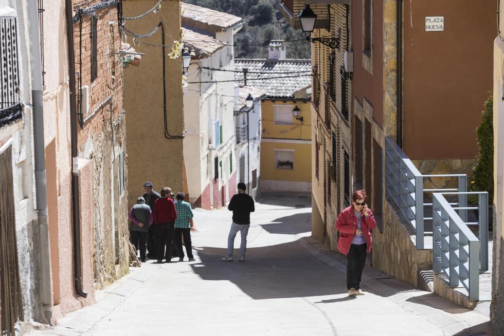 Un grupo de vecinos mayores, que cuenta con el amparo de Amparo Sebastián para las pequeñas cosas del día a día, hace de esta localidad darocense un agradable remanso de paz.