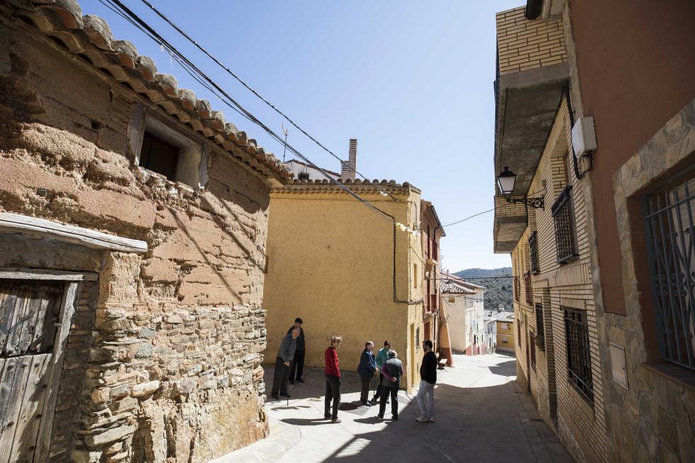 Un grupo de vecinos mayores, que cuenta con el amparo de Amparo Sebastián para las pequeñas cosas del día a día, hace de esta localidad darocense un agradable remanso de paz.
